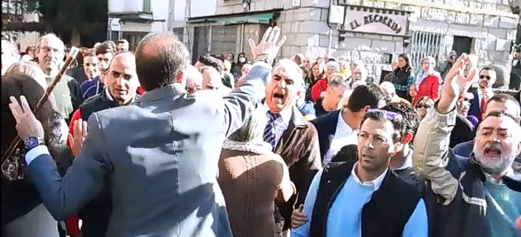 El alcalde de Los Molinos intentando controlar a tres exalcaldes del PP y varios militantes de ese partido cuando han empezado a insultar y a empujar a varias personas que reivindicaban a los molineros antifascistas. 